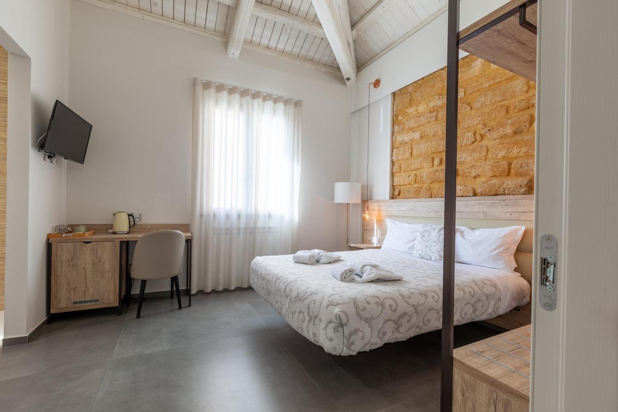 Oneira Bed & Breakfast *